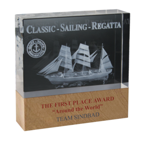 Exklusive Glastrophie mit Holzsockel mit Kombination 2D/3D Laserinnengravur in Glas + Farbdruck auf Holzsockel